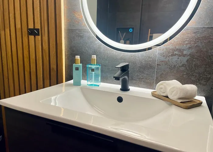 דירה Cozy & Modern In The Heart Of טרומסה